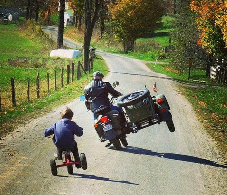 niño imitando a su padre en una motocicleta 