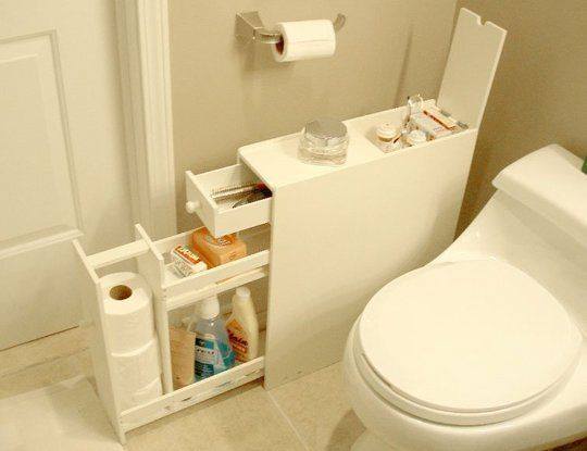cuarto de baño con mueble para almacenar productos de higiene 