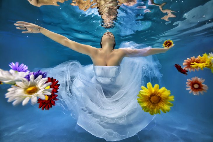Novias con flores bajo el agua 