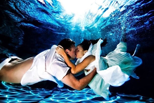 novios bajo el agua besandose 