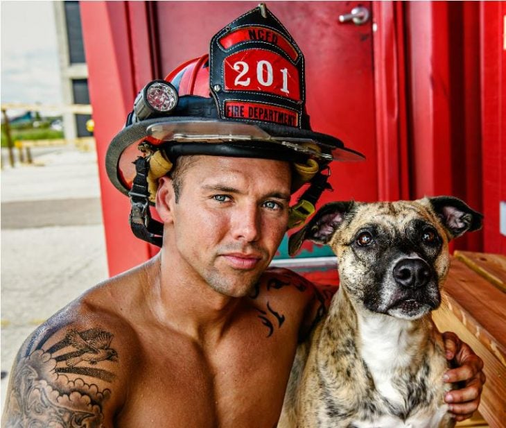 Bombero junto a un perro 