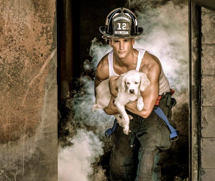 Bombero cargando un perro 