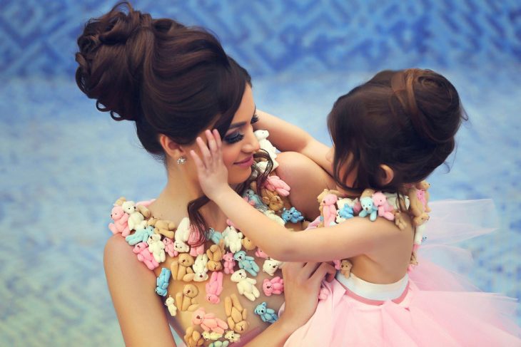 madre e hija fotografiadas bajo el agua usando un vestido con ositos