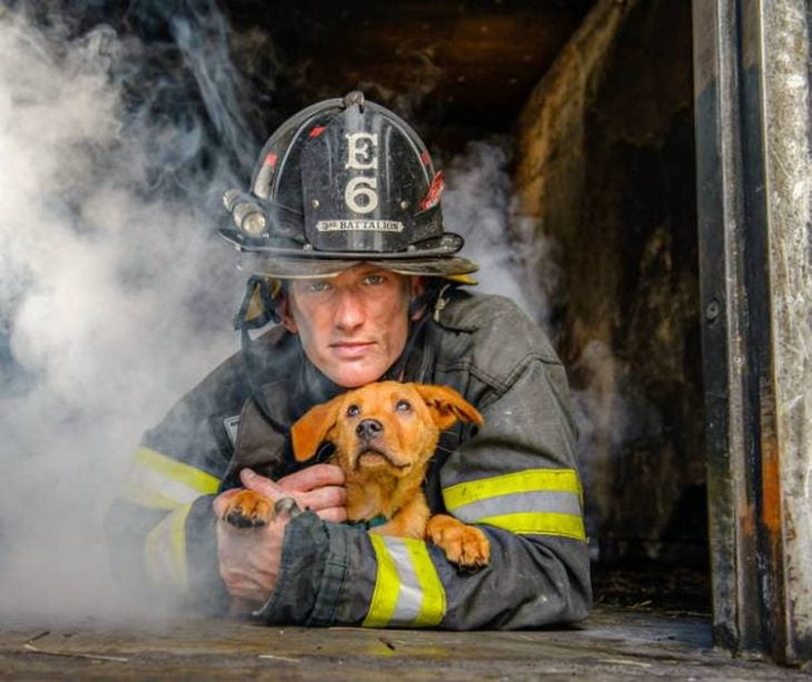 Hombre tirado en el suelo con un cachorro 