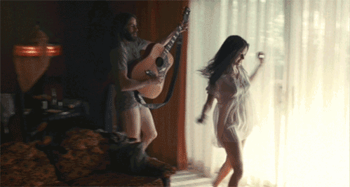 hombre cantando a su novia corriendo por la habitación