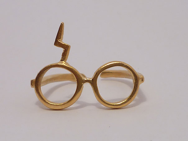 fotografía de anillo lentes de harry potter con cicatriz de rayo en colar dorado 