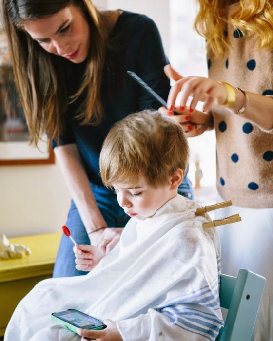 niño cortandose el cabello 