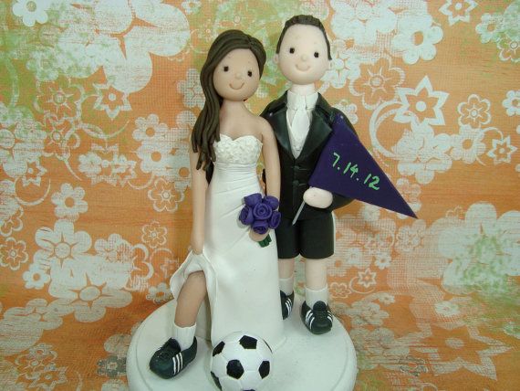 novios con accesorios de futbol 