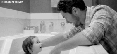 papá dando un baño a su hija 