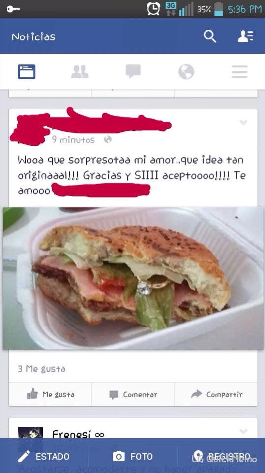 plato con una hamburguesa y dentro de esta tiene un anillo de matrimonio 