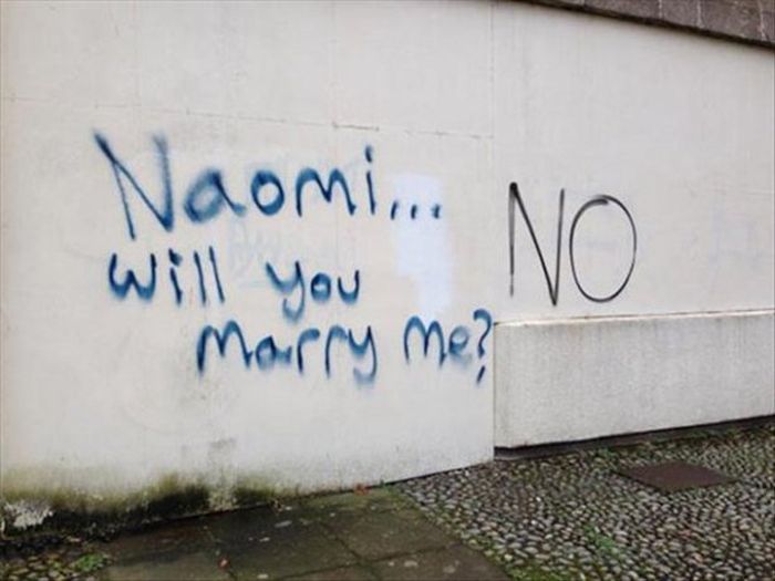 graffiti de propuesta de matrimonio con una respuesta negativa 