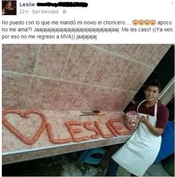 hombre escribiendo el nombre de leslie con chorizos y un corazón 