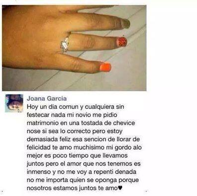 mano con un anillo y bajo de el una leyenda en donde la chica explica su propuesta de matrimonio 