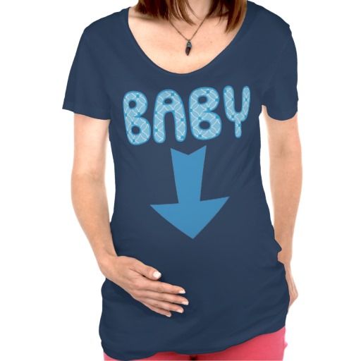 playera azul con flecha que dice baby 