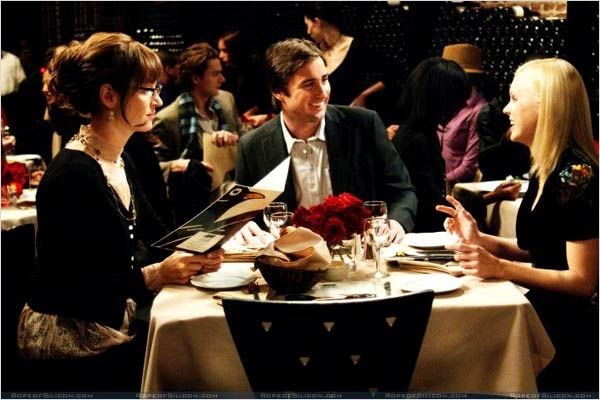 personas sentadas en un restaurante cenando y conversando 