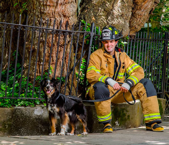 Bombero con un perro a lado 