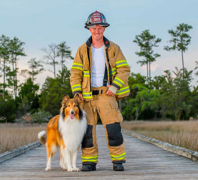 Perro y bombero juntos 