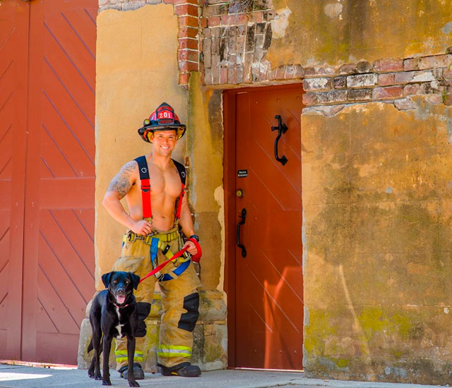 Bombero frente a una casa 