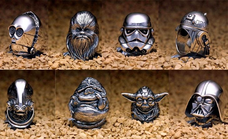 fotografías de anillos de star wars con distintos personajes de la saga sobre piedras de color cafe