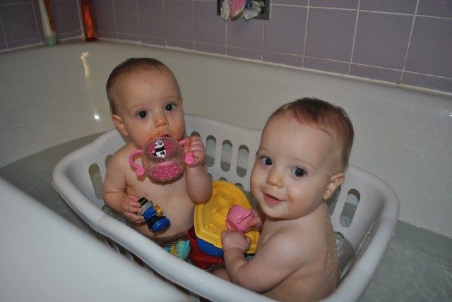 bebés en tina de baño 