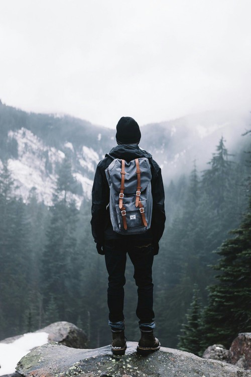 hombre en una montaña siguiendo su camino