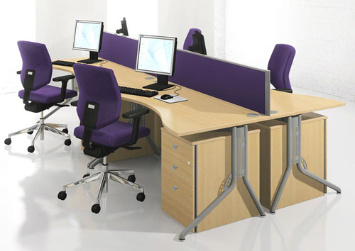 escritorio multiple con sillas de color morado y computadoras 