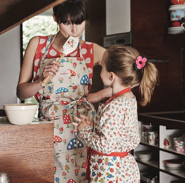 madre e hija cocinando rojo