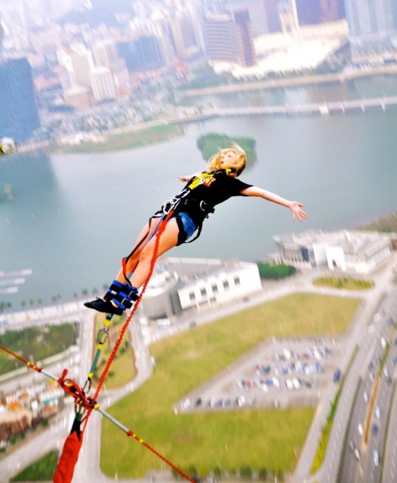 mujer saltando del bungee