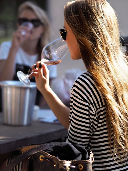mujer sentada bebiendo vino 