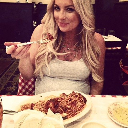 mujer embarazada comiendo espagueti 