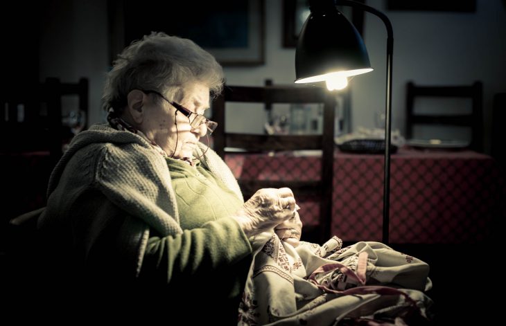 abuelita cosiendo en mecedora