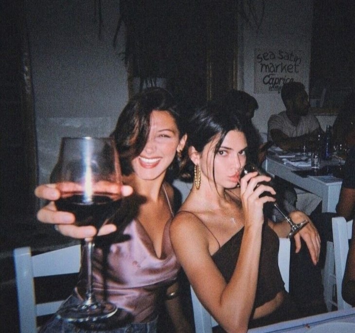 amigas en un bar