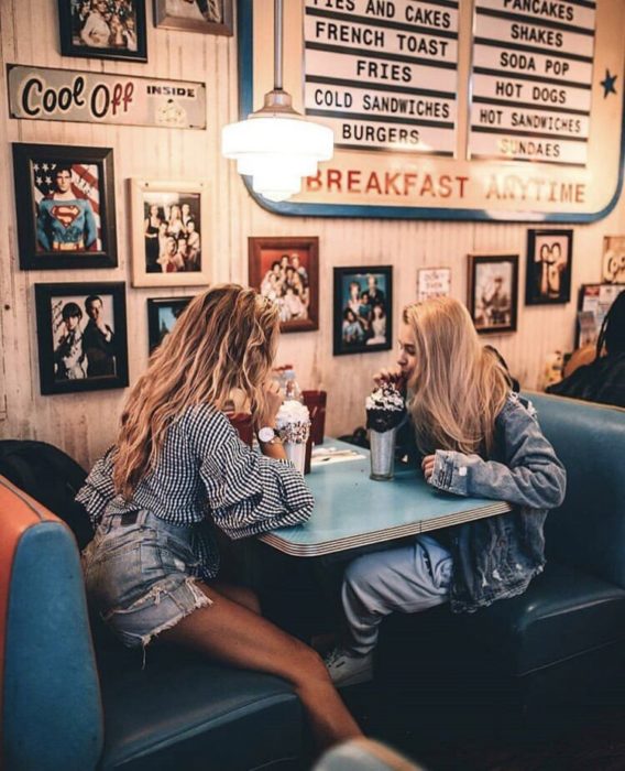 amigas tomando una malteada en cafetería