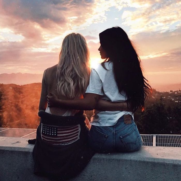 amigas viendo el atardecer