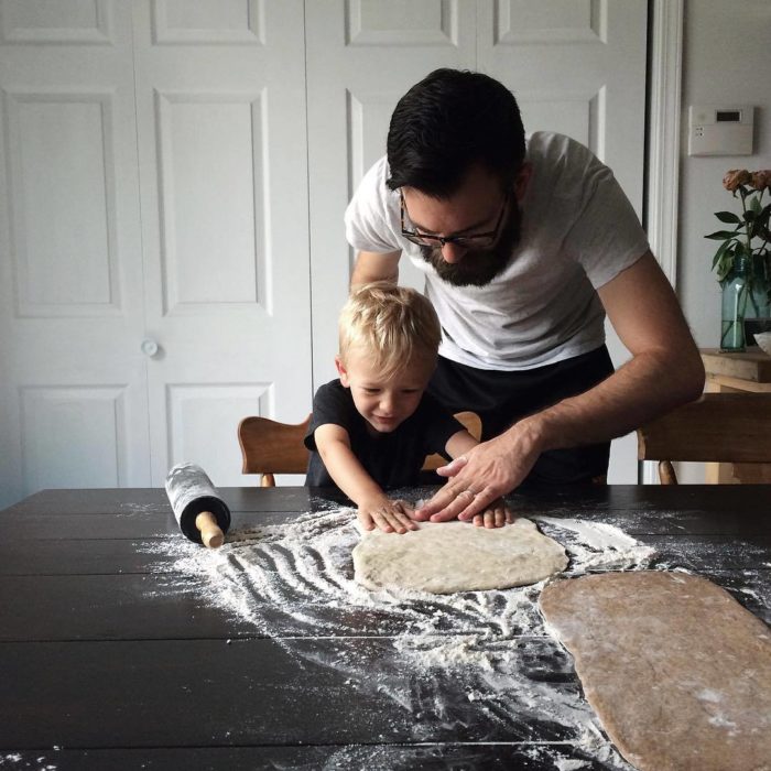 papá e hijo preparando masa para cocinar