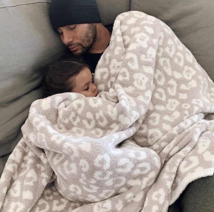 padre e hija durmiendo una siesta