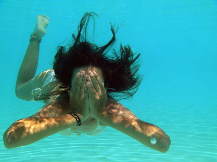 chica espontanea en el mar 