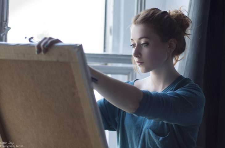 mujer pintando oleo disfruta