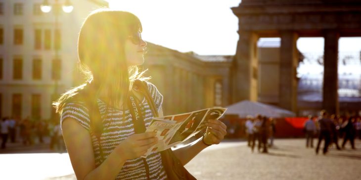 mujer viaje mapa ciudad nueva cabello largo