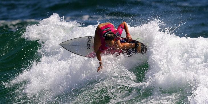 chica surfer