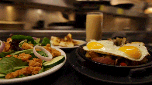 platos de comida que son llevados en una charola