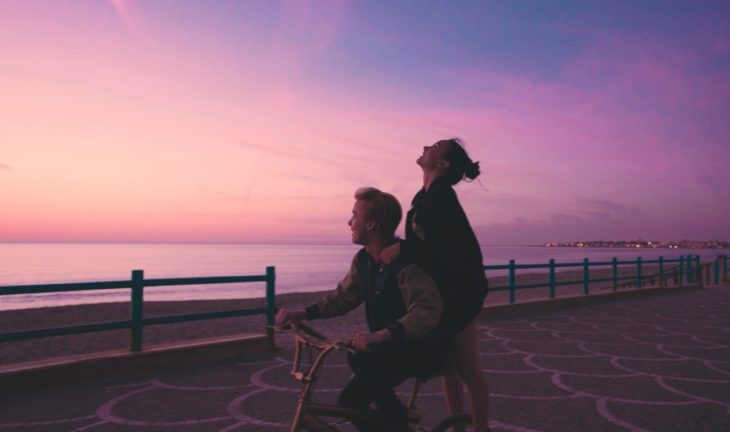 Pareja de novios viendo el atardecer