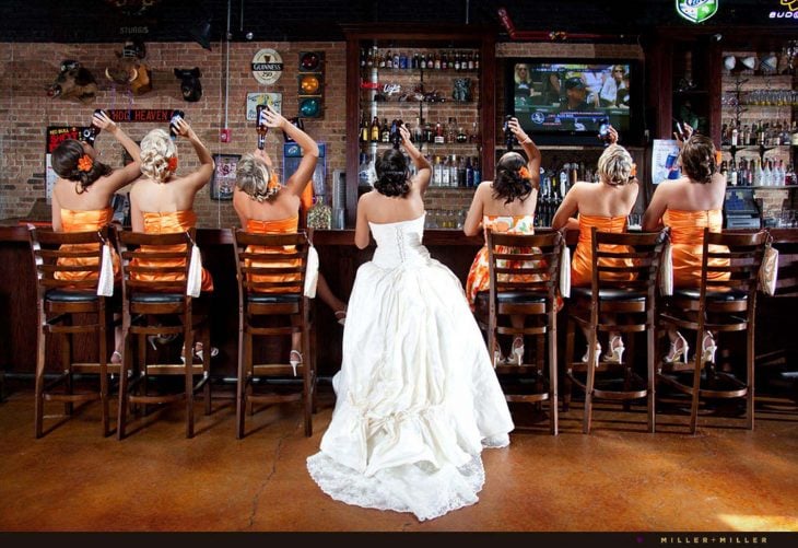 novia junto a sus damas de honor bebiendo en una barra 
