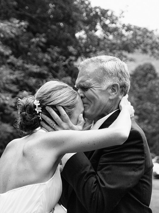 padre besando en la frente a su hija el día de su boda 