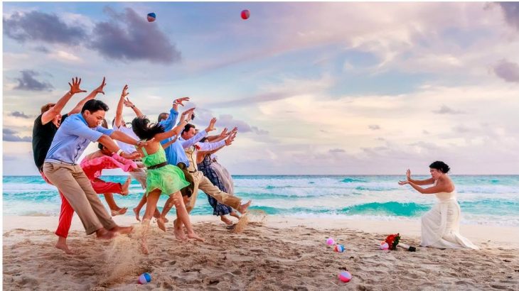 personas en una playa siendo aventadas por la novia 