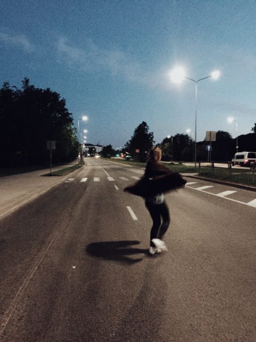 Chica corriendo en la calle