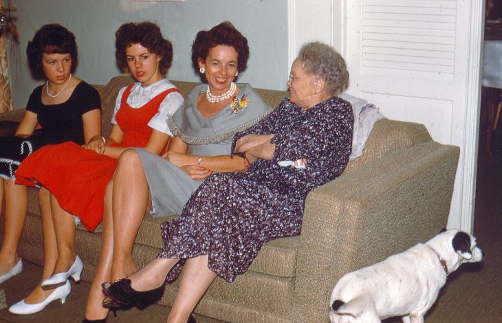 abuela platicando con sus nietas