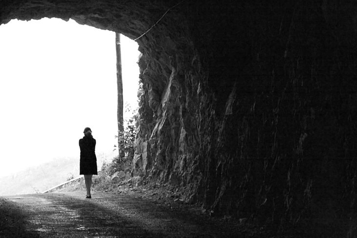 mujer incertidumbre tunel sepia