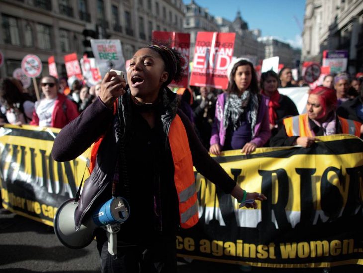 mujer protesta con altavoz