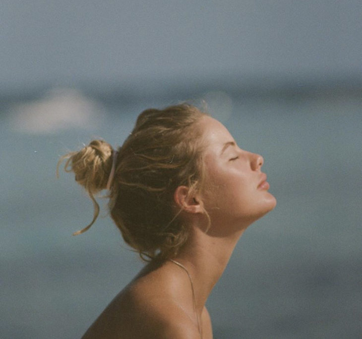 Chica con la cara al sol